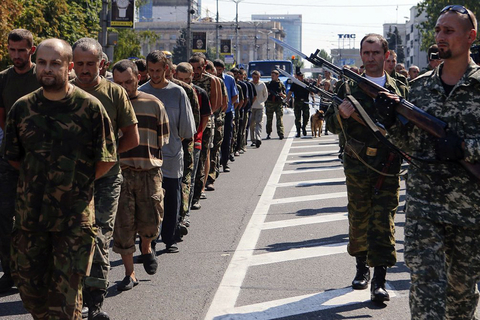 乌克兰东部武装押政府军战俘游街