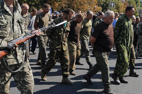 乌克兰东部武装押政府军战俘游街