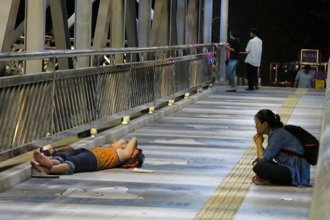 8月21日晚,广东佛山市禅城区鸿运汽车站旁天桥上,吕某父子躺地上睡觉.