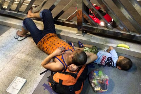 8月21日晚,广东佛山市禅城区鸿运汽车站旁天桥上,吕某父子躺地上睡觉.