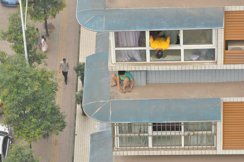 四川一男孩没写作业怕挨打 悬坐11楼窗外