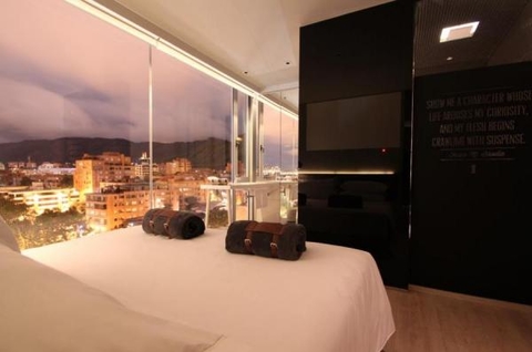 基里卡拉酒店（Click Clack Hotel），波哥大，这座开张一年的酒店搭配工业照明系统，书架上精心陈列着物品，墙壁上打造出垂直花园。顶楼的阿帕奇酒吧以美国风格为主题，摆放着格子图案的扶手椅，装饰着做旧风格的镶板。而客房的色调更加柔和，但是非常引人注目，有间客房的墙上写着一句话“让我遇到这样一个人，他（她）的生活激起我的好奇心，让我的身体开始带着悬念前行”——这可能是这家酒店的设计宗旨。  来源福布斯中文网