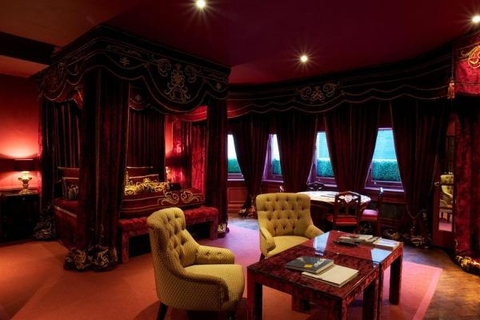 11号卡多根花园酒店（Cadogan Gardens），伦敦，这家酒店此前曾是私人会员俱乐部，散发着后现代风格的唐顿庄园氛围，这座建筑有许多深色原木镶嵌的走廊和旋转式楼梯。大量的镜子、桃红色的水晶吊灯、红色丝绒家具（至少在瓦莱斯科套房是这样）和复古的名人照片，都为酒店的俏皮风格又增添了一丝欢快的气息。  来源福布斯中文网