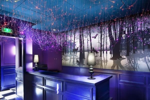 奥利吉纳尔酒店（Hotel Originiale），巴黎，在薰衣草色灯光的映射下，就连前台的设计都在提示你，你走入的不仅是一家酒店，而是梦幻乐园。在酒店的楼上，客房的设计风格生动俏皮，珍珠白色的客房里映射着飘渺的灯光，青灰色的客房则搭配床上的仿毛皮毯子，孔雀蓝色客房的墙上装饰着雕刻艺术品。最具原创风格的是小丑客房，里面的窗帘组成了一幅扑克牌，天花板上体态匀称的小丑在霓虹灯的映射下闪闪发光。  来源福布斯中文网