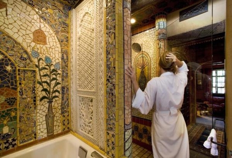 五美惠酒店（Inn of the Five Graces），圣达菲，这座罗莱夏朵精品酒店集团（Relais & Châteaux）旗下的酒店距离圣达菲广场只有几个街区，近东和古老的西部在这里相遇。酒店业主是沿着丝绸之路做生意的商人，在阿富汗变得动荡不安（第一次动荡的时候）后，他们在新墨西哥州发展了进口业务，购买了一座格局不规则、具有300年历史的土砖墙房，在里面摆满五颜六色的宝贝，比如印度丝绸床单、阿富汗棉毛地毯、乌兹别克斯坦刺绣和土耳其基里姆花毯。他们还用手工制作的瓷砖装饰风格华丽狂野的浴室。  来源福布斯中文网