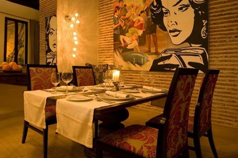 LM酒店（Hotel LM），卡塔赫纳，这座酒店的名字是“ La Mantilla”（面纱）的缩写，17世纪有位悲痛欲绝的年轻姑娘在爱情失意后曾经用面纱把自己活活勒死，这家小酒店所在的建筑可以追溯到几乎同样遥远的历史岁月。酒店的装饰具有黑暗豪华的浪漫气息——但是巧妙地融合了西班牙殖民地风格（锦缎扶手椅）和现代的元素（另一位情场失意女性的波普艺术图像）。有些客房的浴室配有花园，浴室可以通向私人中庭花园。  来源福布斯中文网