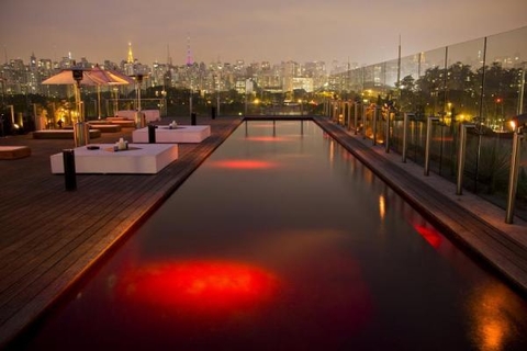 独特酒店（Hotel Unique），圣保罗，这家酒店的设计的确很独特：部分客房的地板缓慢上升，和墙壁融为一体，这种抛物线形状是巴西明星建筑师鲁伊·奥塔克（Ruy Ohtake）为这座建筑带来的特色。（这座酒店在保利斯塔大街被称为西瓜酒店。）所有的客房都有超大尺寸的圆形窗户和性感透明的浴室，但是公共空间的设计非常古怪。屋顶游泳池闪烁光芒，装饰着明亮的红色马赛克瓷砖，客人通过水上滑梯进入室内的水疗池。  来源福布斯中文网