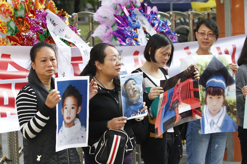 9月28日,云南昆明,明通小学踩塌事件死难学生家属讨要说法. 东方ic