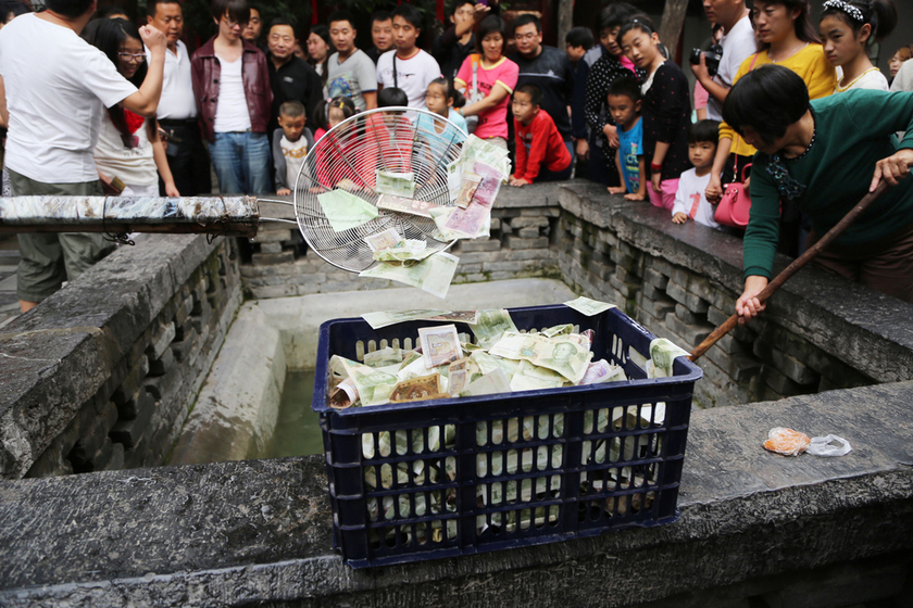 洛阳白马寺许愿井一天捞钱四次