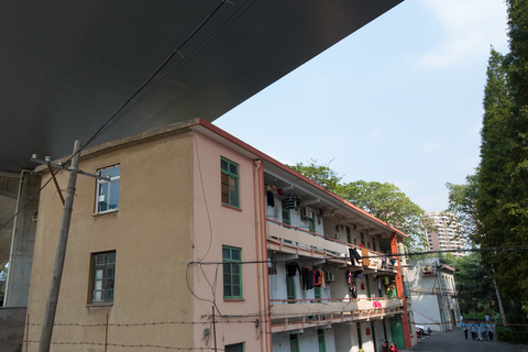 杭州一中学教学楼“蜗居”高架桥下