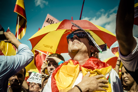 西班牙民众国庆日游行反加泰罗尼亚独立