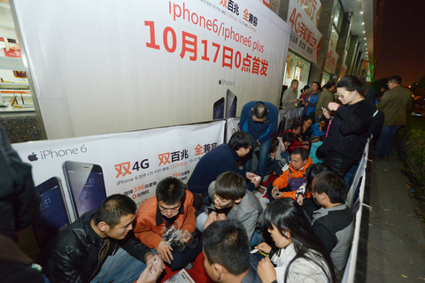 iphone 6内地开售 各地"果粉"熬夜排队_图片频道_手机财新网