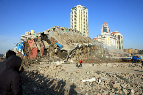 2007年1月7日下午,山东青岛铁道大厦实施爆破.