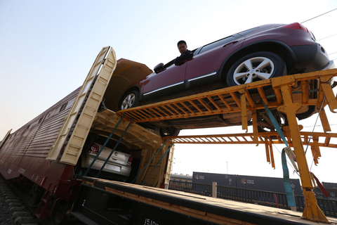 北京铁路局开行多方向自驾游汽车运输专列