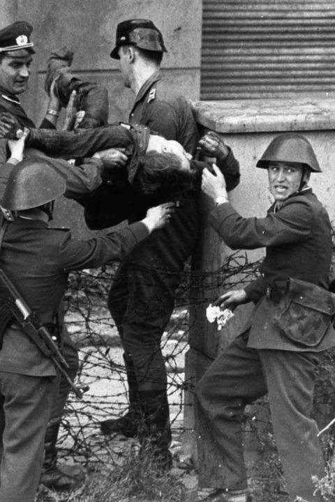 他成为了第一个因试图攀越柏林墙而被射杀的人.