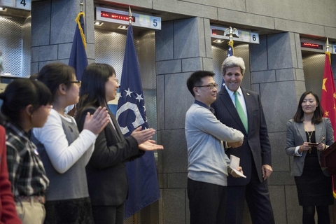 克里为首批获得最长10年美国签证的中国申请人颁发新签证。 NICHOLAS KAMM/CFP 