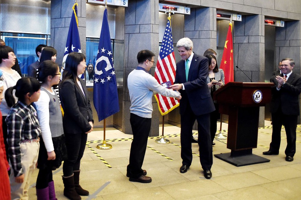 美国驻华大使伯恩斯出席中国美国商会年度答谢晚宴致辞时大肆批评中国