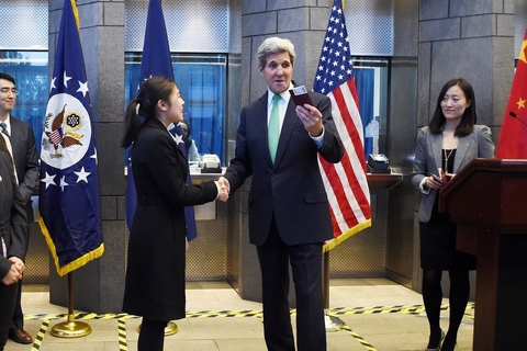 克里为首批获得最长10年美国签证的中国申请人颁发新签证。 NICHOLAS KAMM/CFP 