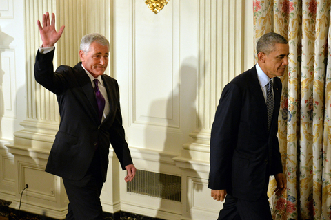 11月24日，美国华盛顿，总统奥巴马在白宫发表讲话，宣布接受国防部长哈格尔的辞呈，哈格尔是奥巴马所在的民主党中期选举失利后首位请辞的内阁成员。据悉，奥巴马在讲话中肯定了哈格尔在推动美军撤军阿富汗、打击“伊斯兰国”、应对埃博拉疫情等方面的成绩，称赞他是一位“模范”国防部长。KEVIN DIETSCH/东方IC