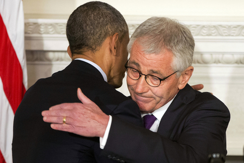 11月24日，美国华盛顿，总统奥巴马在白宫发表讲话，宣布接受国防部长哈格尔的辞呈，哈格尔是奥巴马所在的民主党中期选举失利后首位请辞的内阁成员。据悉，奥巴马在讲话中肯定了哈格尔在推动美军撤军阿富汗、打击“伊斯兰国”、应对埃博拉疫情等方面的成绩，称赞他是一位“模范”国防部长。KEVIN DIETSCH/东方IC