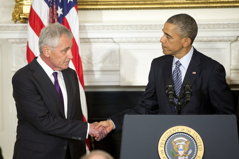 11月24日，美国华盛顿，总统奥巴马在白宫发表讲话，宣布接受国防部长哈格尔的辞呈，哈格尔是奥巴马所在的民主党中期选举失利后首位请辞的内阁成员。据悉，奥巴马在讲话中肯定了哈格尔在推动美军撤军阿富汗、打击“伊斯兰国”、应对埃博拉疫情等方面的成绩，称赞他是一位“模范”国防部长。KEVIN DIETSCH/东方IC