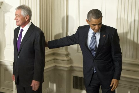 11月24日，美国华盛顿，总统奥巴马在白宫发表讲话，宣布接受国防部长哈格尔的辞呈，哈格尔是奥巴马所在的民主党中期选举失利后首位请辞的内阁成员。据悉，奥巴马在讲话中肯定了哈格尔在推动美军撤军阿富汗、打击“伊斯兰国”、应对埃博拉疫情等方面的成绩，称赞他是一位“模范”国防部长。KEVIN DIETSCH/东方IC