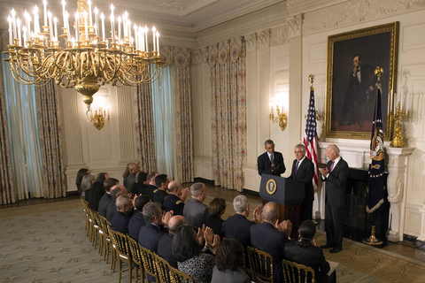 11月24日，美国华盛顿，总统奥巴马在白宫发表讲话，宣布接受国防部长哈格尔的辞呈，哈格尔是奥巴马所在的民主党中期选举失利后首位请辞的内阁成员。据悉，奥巴马在讲话中肯定了哈格尔在推动美军撤军阿富汗、打击“伊斯兰国”、应对埃博拉疫情等方面的成绩，称赞他是一位“模范”国防部长。KEVIN DIETSCH/东方IC