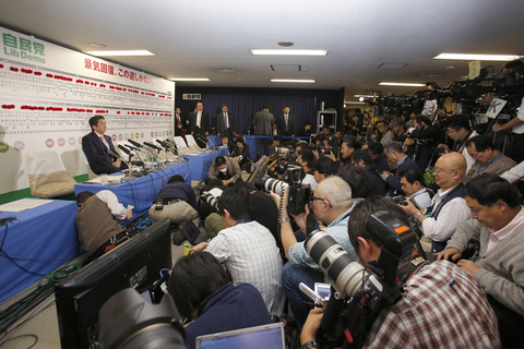 2014年12月15日，第47届日本众院选举落下大幕，日本自民党在本次选举中共获得290个众院席位，以单独超过半数以上席位赢得本次众院大选。而与自民党联合执政的公明党获得35个席位，自公两党执政联盟共获得325个席位，超过众院三分之二以上，将继续执政。