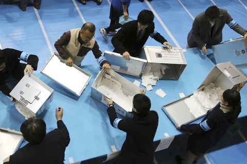 2014年12月15日，第47届日本众院选举落下大幕，日本自民党在本次选举中共获得290个众院席位，以单独超过半数以上席位赢得本次众院大选。而与自民党联合执政的公明党获得35个席位，自公两党执政联盟共获得325个席位，超过众院三分之二以上，将继续执政。