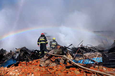 昆明一汽配仓库起火 大火燃烧4小时才被扑灭