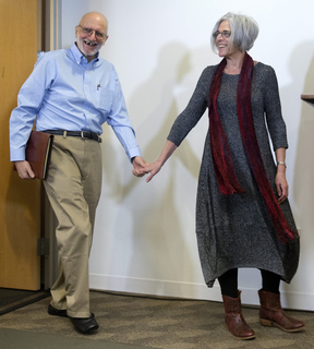 阿兰·格罗斯和妻子一同出席新闻发布会. shawn thew/东方ic