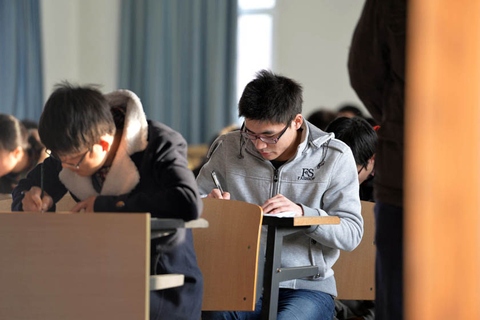 图为上海交通大学考点,考生正在考试.刘晓晶/cfp