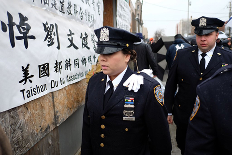 美國紐約民眾參與公祭 悼念殉職華裔警察