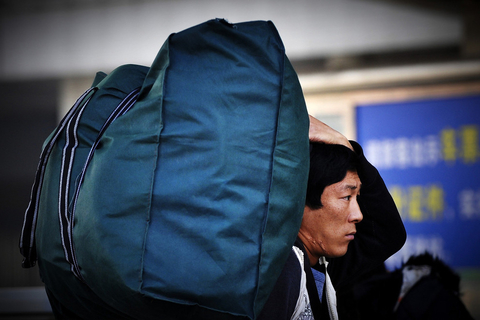 1月8日,广东佛山火车站,一名旅客背起行囊踏上回家路程