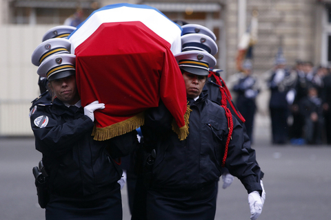 法国为恐怖袭击中的遇难警察举行公祭
