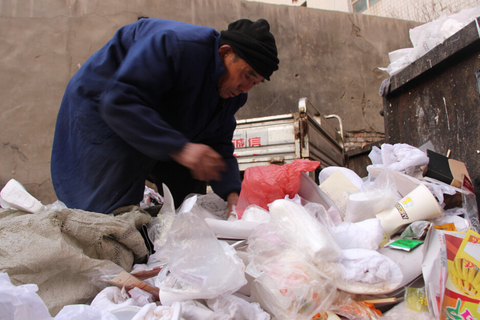 新疆一老人12年捡废品还债50多万元