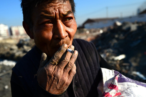 图为54岁郝永涛在工作间隙抽烟休息. 秋芊/cfp