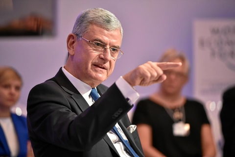 辩论会“我们正生活在一个多极化的世界？”。 图片来自世界经济论坛年会