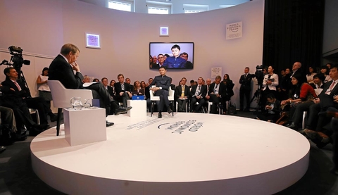 阿里巴巴董事长马云对话美国访谈主持人查理·罗斯。 图片来自世界经济论坛年会