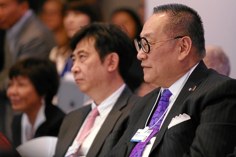 阿里巴巴董事长马云对话美国访谈主持人查理·罗斯。 图片来自世界经济论坛年会