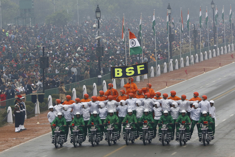 据新华社消息，印度于当地时间1月26日在首都新德里举行阅兵仪式，庆祝第66个“共和国日”。美国总统贝拉克·奥巴马应邀出席，将成为首名观看印度阅兵仪式的美国总统。