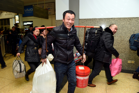 外来务工者错峰返乡  车站现客流小高峰