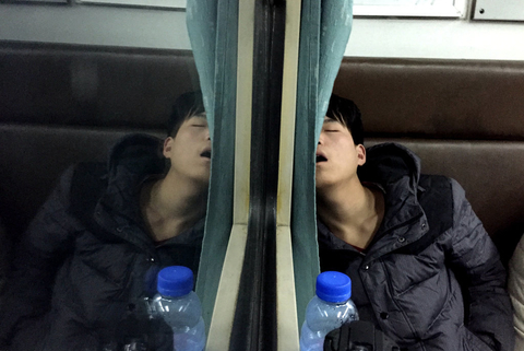 高铁抢客流 k字头火车硬座车厢遇冷