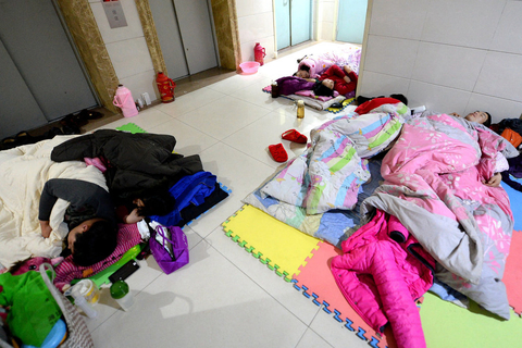家长在医院打地铺省钱为孩子看病