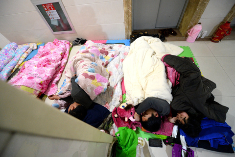 家长在医院打地铺省钱为孩子看病