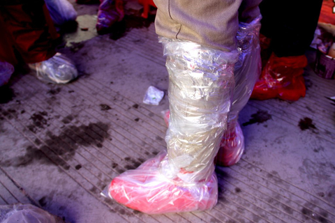 一位摩托车驾驶员脚上缠满塑料布. 甘汉深/cfp