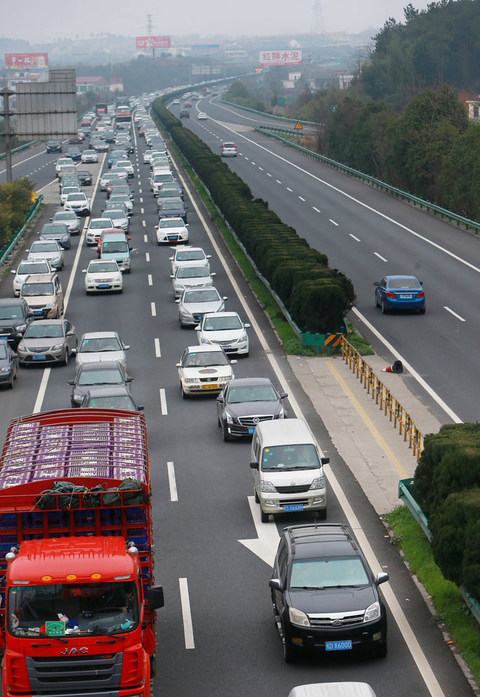 京港澳高速车流密集. cfp