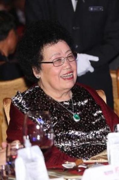 陈丽华，榜单排名：240，净资产：61亿美元，国籍：中国大陆。陈丽华白手起家，是世界上最富有的女性之一，拥有中国最大的商业房地产公司之一。她执掌北京富华国际集团，该集团的房地产项目包括北京丽晶酒店、金宝大厦、长安俱乐部和北京香港马会会所。她创建中国紫檀博物馆并担任馆长，这是中国最大的私人博物馆之一。 文图来自福布斯中文网