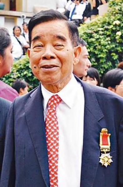 郑裕彤，榜单排名：71，净资产：144亿美元，国籍：中国香港。郑裕彤及其家族控制着香港最大的企业集团之一。他们拥有多家公司，其中周大福是亚洲最大的珠宝零售商，新世界发展有限公司从事房地产行业。 文图来自福布斯中文网