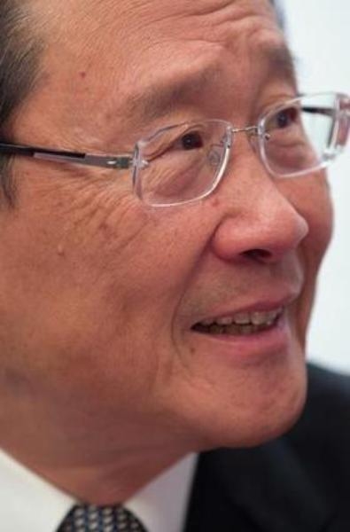 吴光正，榜单排名：153，净资产：86亿美元，国籍：中国香港。获得哥伦比亚大学MBA学位后，吴光正于1972年在纽约的大通曼哈顿银行（Chase Manhattan Bank）开始了他的职业生涯。他在纽约遇到了未来的妻子、船王包玉刚的女儿包陪容。1975年，他加入了包家在香港的家族企业。吴光正名下的拳头公司是他领导的九龙仓（Wharf），该公司管理着香港地标性购物中心海港城和时代广场。吴光正还拥有龙湖地产和菲拉格慕（Salvatore Ferragamo）的股份。 文图来自福布斯中文网